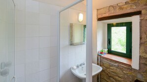 Shower, towels - Fascinating Holiday Home in Gubbio With Pool (Gubbio)