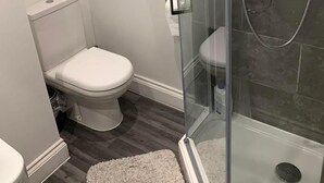 Appartement | Salle de bain | Douche, serviettes fournies