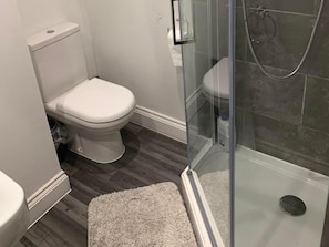 Apartment | Bathroom | Shower, towels