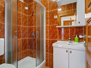 Shower, towels - Lovely Apartment in Podstrana With Balcony (Podstrana)