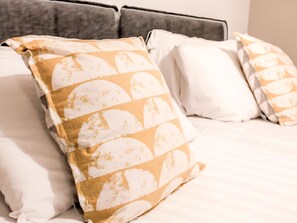 1 bedroom, bed sheets