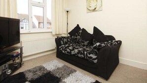 Living room - Sophisticated Villa in London with Netflix near Golf Course (Northwood)