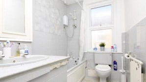 Combined shower/tub, towels - Sophisticated Villa in London with Netflix near Golf Course (Northwood)