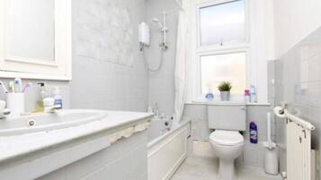 Combined shower/bathtub, towels
