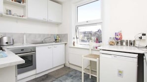 Espresso maker, fridge, microwave, oven - Sophisticated Villa in London with Netflix near Golf Course (Northwood)