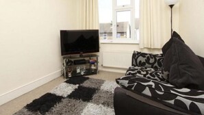 Living room - Sophisticated Villa in London with Netflix near Golf Course (Northwood)
