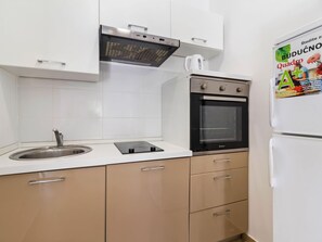 Private kitchen - Stylish Holiday Home in Banjole With Swimming Pool (Medulin)