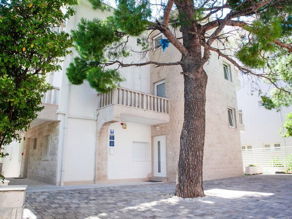 Exterior - Ravishing Villa in Makarska near Nugal Beach & Vepric (Makarska)