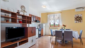 Dining - Splendid Apartment in Banjole With Terrace (Medulin)