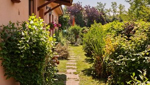 A garden path leading to a building with a pergola and flower boxes. - Belvilla by OYO Villa Pratolina Agli Alberoni (Venice)