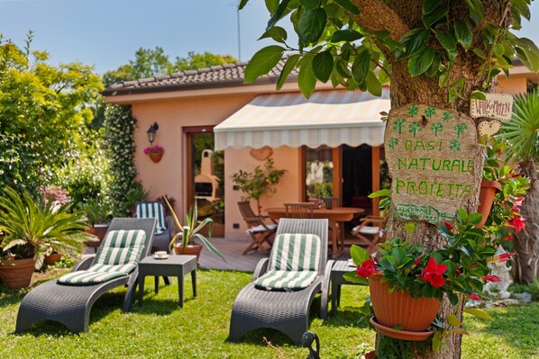 Outdoor dining - Belvilla by OYO Villa Pratolina Agli Alberoni (Venice)