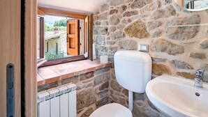 Shower, towels - Princely Holiday Home in Chitignano With Swimming Pool (Chitignano)