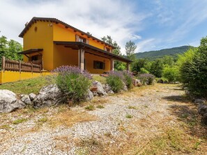 Exterior - Mountain-view Holiday Home in Cusano Mutri With Private Garden (Cusano Mutri)