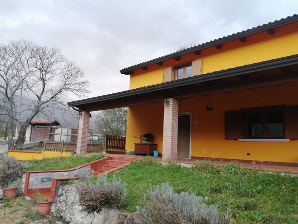 Exterior - Mountain-view Holiday Home in Cusano Mutri With Private Garden (Cusano Mutri)