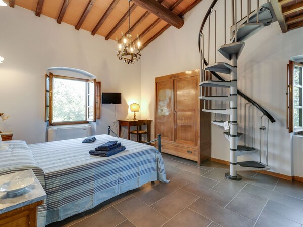 House | 3 bedrooms, individually furnished, bed sheets - Tranquil Farmhouse in Terranova Bracciolini near Nightlife (Rome)