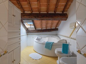 House | Bathroom | Shower, towels