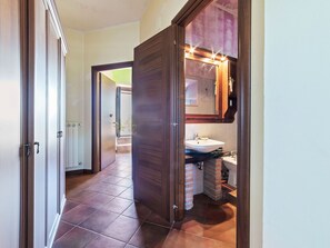Shower, towels - Elegant Holiday Home in Sant'angelo a Cupolo With Garden (Sant'Angelo a Cupolo)