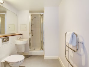 Shower, towels - Plush Apartment in Liverpool with Garden near Royal Albert Docks (Liverpool)