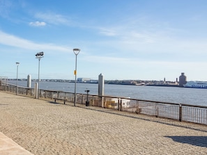 Exterior - Plush Apartment in Liverpool with Garden near Royal Albert Docks (Liverpool)