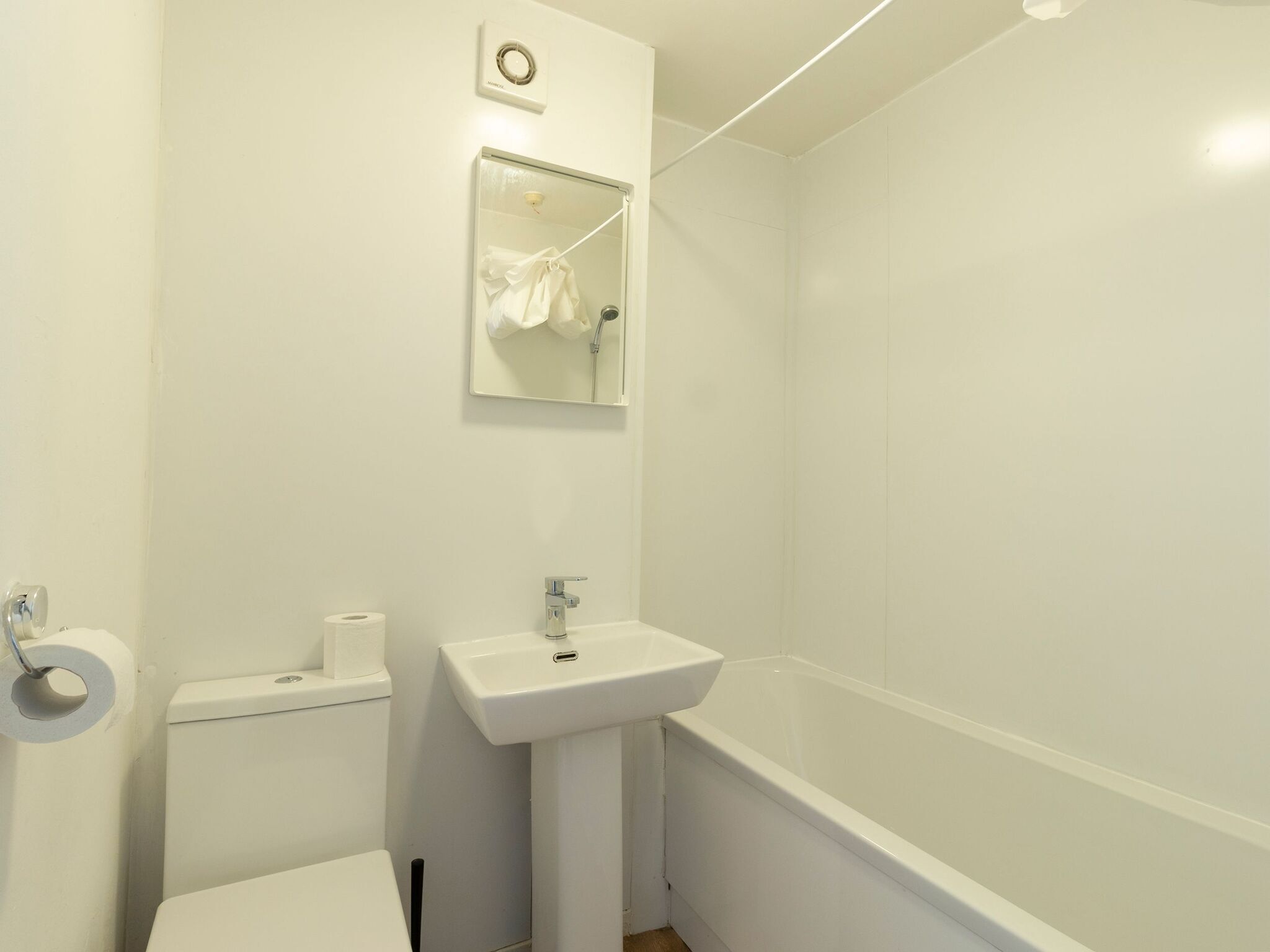 Combined shower/bathtub, towels