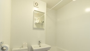 Combined shower/bathtub, towels