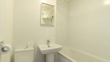 Combined shower/bathtub, towels