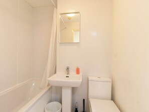 Combined shower/bathtub, towels - Elegant Holiday Home in Manchester near Football Museum (Manchester)