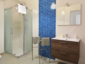 Shower, towels - Attractive Apartment in Marina Di Ragusa With Pool (Ragusa)