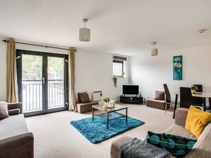 Living area - Elegant Apartment in Milton Keynes near Snozone (Milton Keynes)