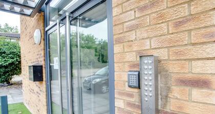 Urban Apartment in South East for 2 near Canary Karaoke