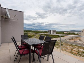 Apartment | Dining - Charming Apartment in Novalja near Zrče Beach  (Novalja)