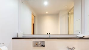 Shower, towels - Serene Holiday Home in Liverpool near Royal Albert Dock (Liverpool)