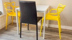 Dining - Serene Holiday Home in Liverpool near Royal Albert Dock (Liverpool)