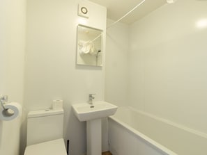 Combined shower/tub, towels - Homely Holiday Home in Manchester near Etihad Stadium (Manchester)