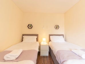 1 bedroom, bed sheets - Homely Holiday Home in Manchester near Etihad Stadium (Manchester)