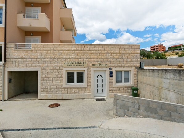 Exterior - Inviting Apartment in Podstrana With Terrace (Podstrana)