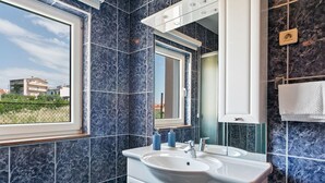 Unclassified image, 4 of 39, button - Alluring Apartment in Podstrana With Garden (Podstrana)