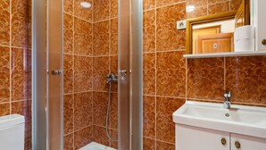 Shower, towels - Welcoming Apartment in Podstrana near Nightlife (Podstrana)
