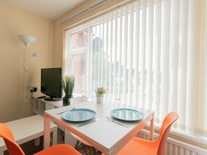 1 bedroom, bed sheets - Elegant Apartment in Manchester near Trafford Bar Tram Stop (Manchester)