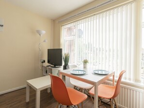 Dining - Elegant Apartment in Manchester near Trafford Bar Tram Stop (Manchester)