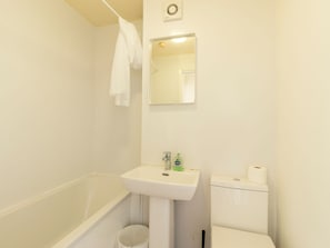 Combined shower/tub, towels - Elegant Apartment in Manchester near Trafford Bar Tram Stop (Manchester)