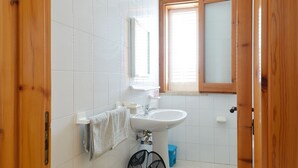Een douche, handdoeken