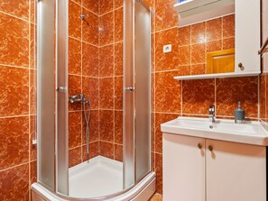 Shower, towels - Seaview Apartment in Podstrana With Garden and Parking (Podstrana)