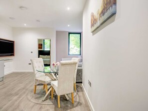 Apartment | Dining - Spacious Apartment in Milton Keynes near Gulliverâs Theme Park (Milton Keynes)