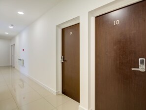 Apartment | Reception - Simplistic Apartment in Milton Keynes near Willen Lake (Milton Keynes)