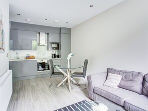 Apartment | Private kitchen - Simplistic Apartment in Milton Keynes near Willen Lake (Milton Keynes)