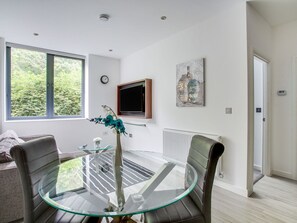 Apartment | Dining - Simplistic Apartment in Milton Keynes near Willen Lake (Milton Keynes)