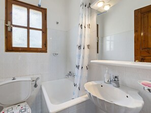 Towels - Serene Villa in Aigeira With Balcony (Aigialeia)