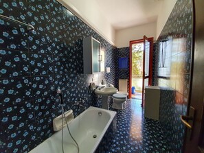 Bathtub, towels - Alluring Apartment in Varazze near Sea (Varazze)