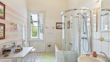 Combined shower/bathtub, towels